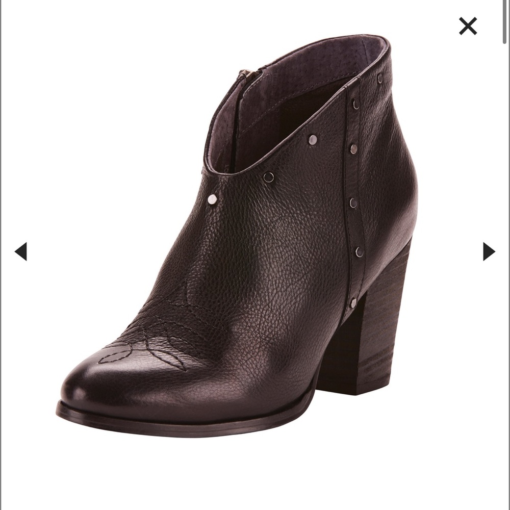 Ladies Size 9 Ariat western style booties